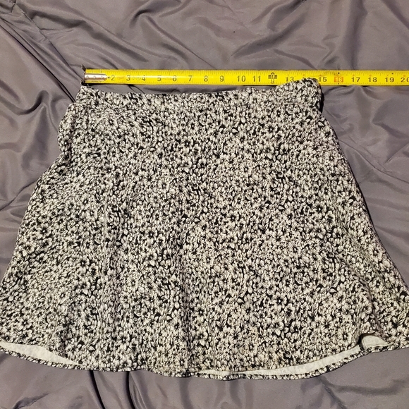 UO Kimchi Blue B/W Flower skater mini skirt - Picture 6 of 7